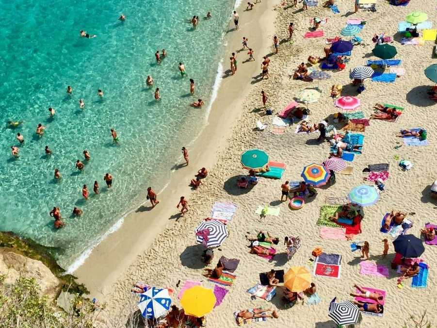 Ilustračná snímka ľudí na pláži.