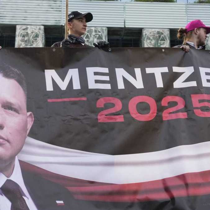 Na snímke podporovatelia poľského kandidáta na prezidenta Slawomira Mentzena.