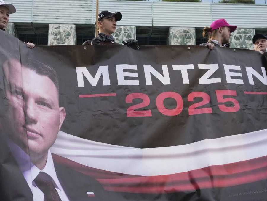 Na snímke podporovatelia poľského kandidáta na prezidenta Slawomira Mentzena.