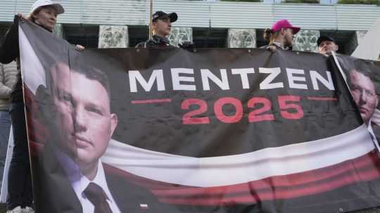 Na snímke podporovatelia poľského kandidáta na prezidenta Slawomira Mentzena.