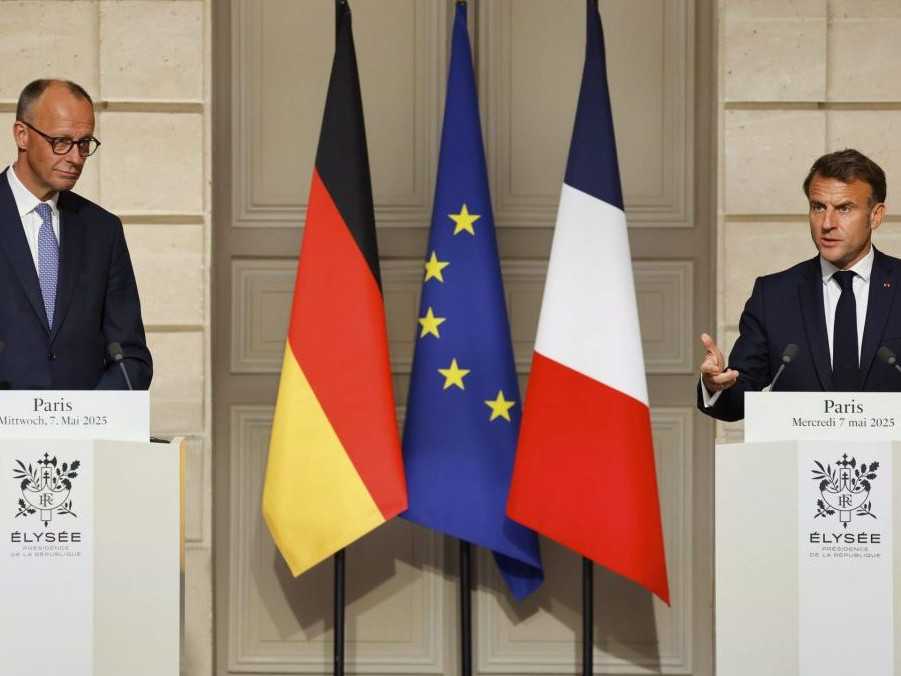 Na snímke zľava Friedrich Merz a Emmanuel Macron.