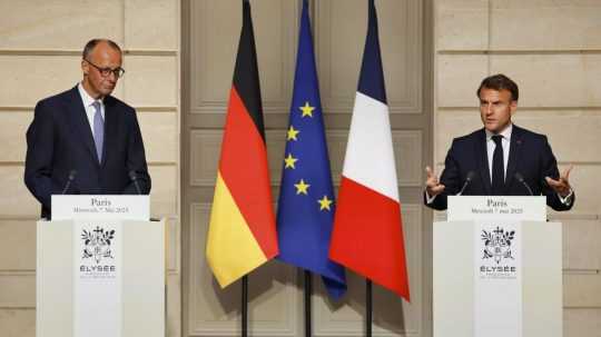Na snímke zľava Friedrich Merz a Emmanuel Macron.