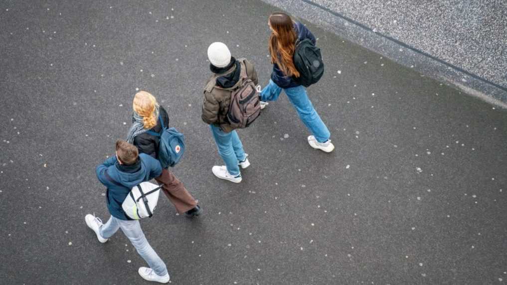 Mladí Slováci sa osamostatňujú až v tridsiatke, ide o druhý najvyšší vek v EÚ. Problémom je dostupnosť bývania