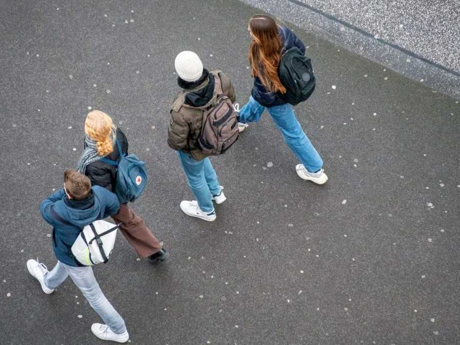 Na ilustračnej snímke štyria mladí ľudia na ulici.