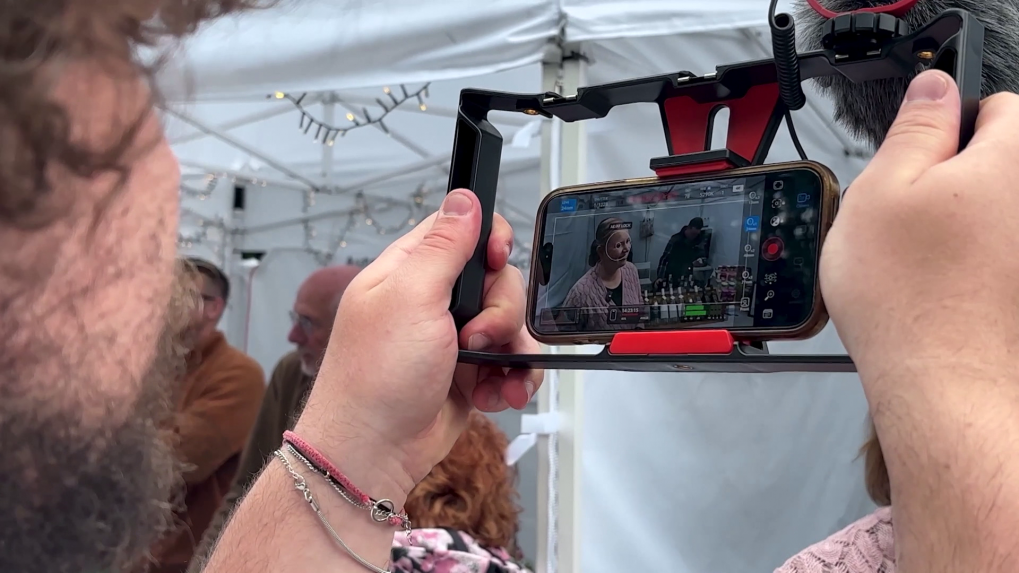 Telefón je často rýchlejší než tradičná televízna kamera. Mobilnú žurnalistiku skúšajú aj spravodajcovia STVR