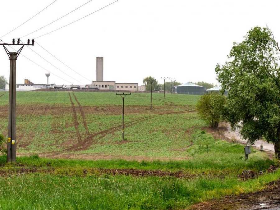 Na snímke farma v Dolných Semerovciach, kde bol potvrdený africký mor ošípaných.