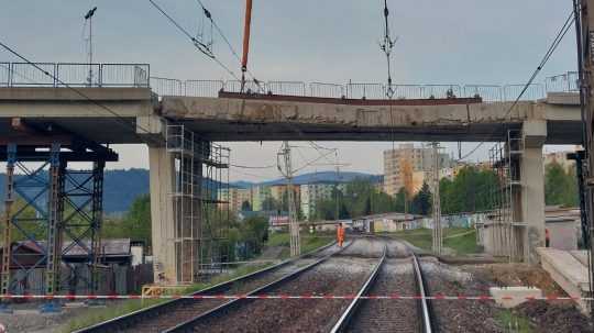 Na moste praskol jeden z nosníkov.