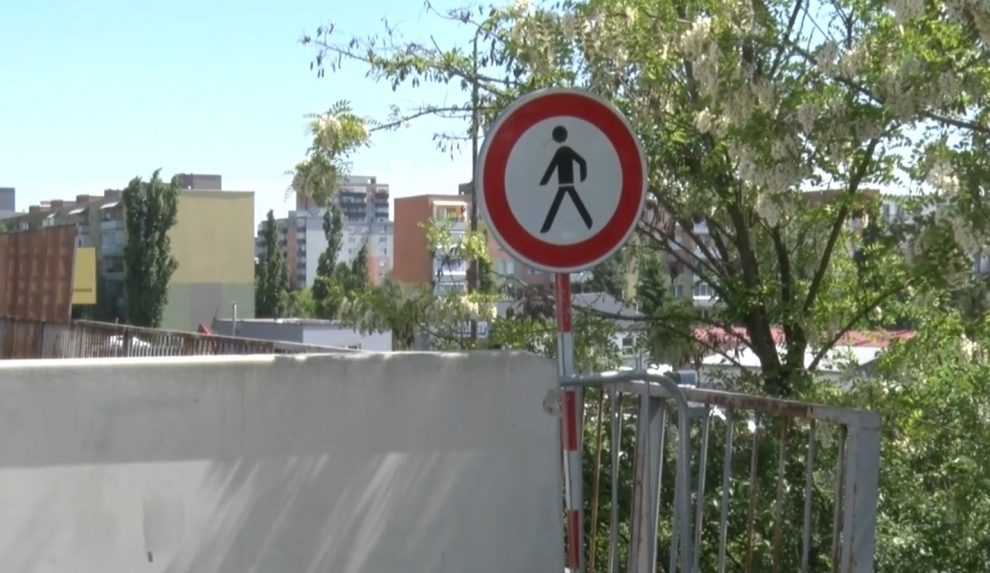 Uzavretý most v Seredi rozdeľuje mesto už dva roky: Zdražel odvoz smetí, ľuďom stúpajú náklady na pohonné látky