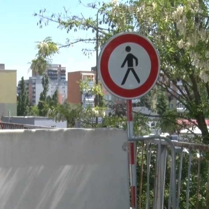Uzavretý most v Seredi rozdeľuje mesto už dva roky: Zdražel odvoz smetí, ľuďom stúpajú náklady na pohonné látky
