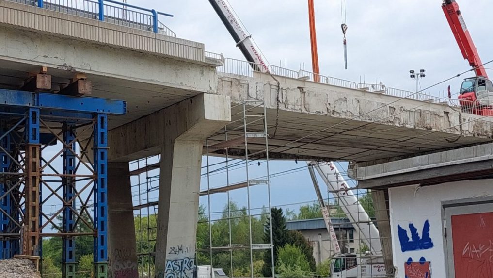 Z mosta sa odlomil betónový panel, zostal visieť nad traťou: Výluka medzi mestami na Spiši bude trvať do piatka