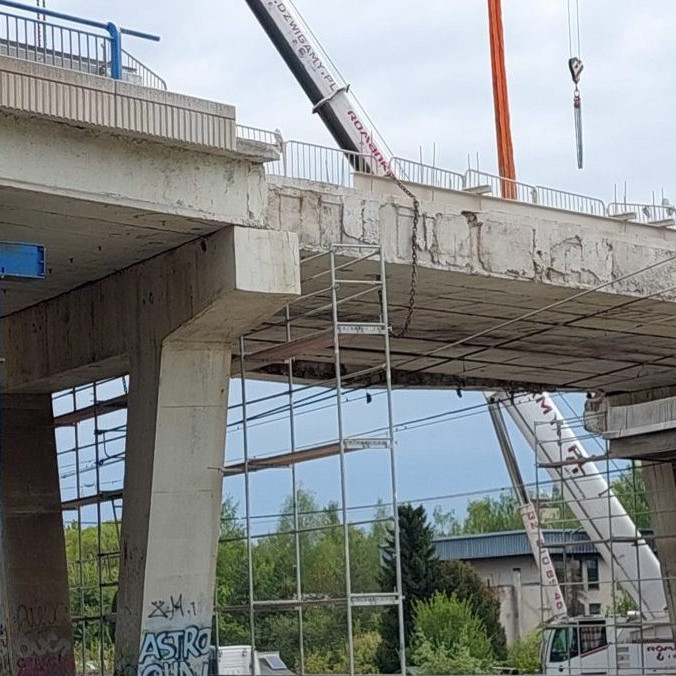 Z mosta sa odlomil betónový panel, zostal visieť nad traťou: Výluka medzi mestami na Spiši bude trvať do piatka