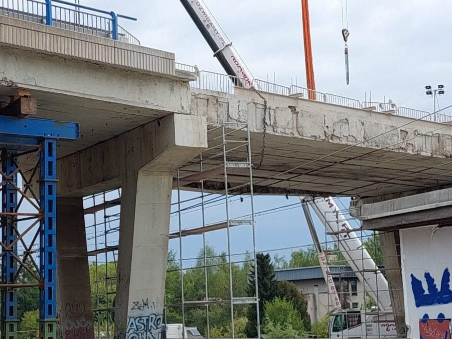 Z mosta sa odlomil betónový panel, zostal visieť nad traťou: Výluka medzi mestami na Spiši bude trvať do piatka