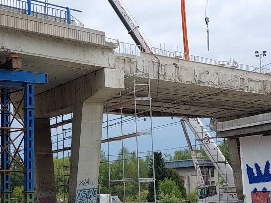 Na snímke most s narušenou statikou, ktorý sa nachádza nad železničnou traťou na ceste I/18 medzi Popradom a Vydrníkom.