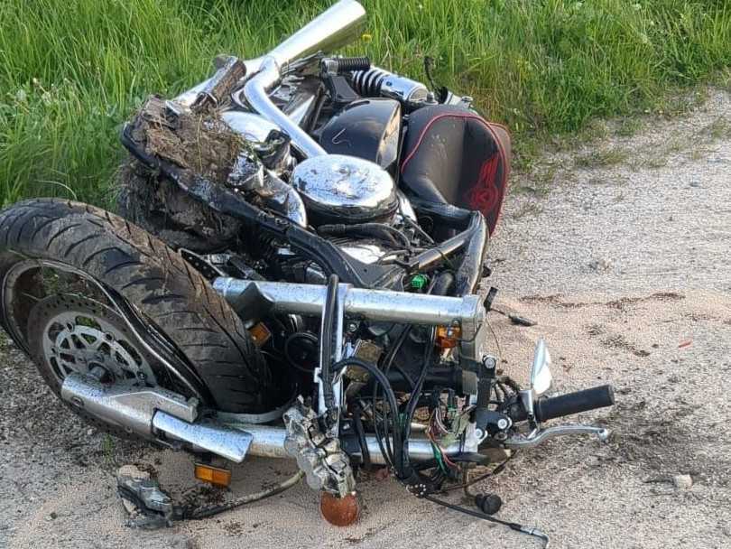 Motocykel sa zrazil s osobným autom.