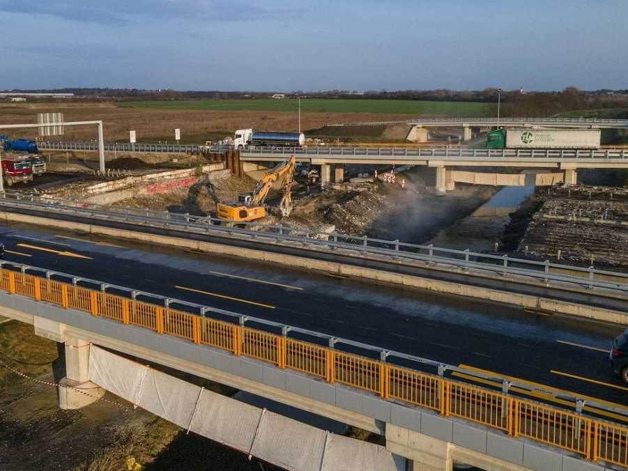 Stavebné práce na diaľnici D1 pri Bratislave.