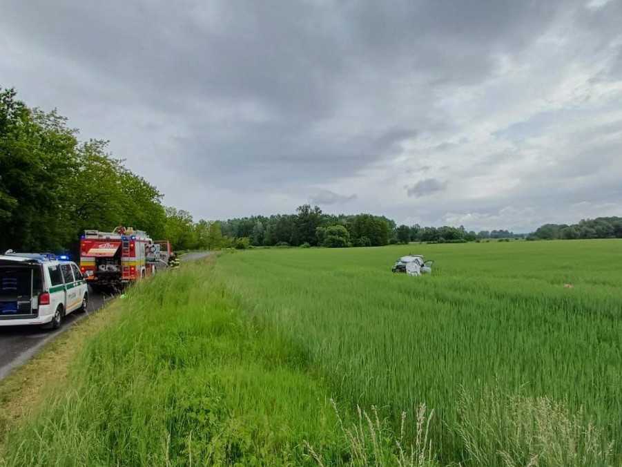 havarované auto v poli