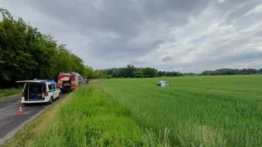havarované auto v poli