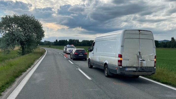 Na ceste na juhu Slovenska prišla o život chodkyňa, neosvetlenú ju zachytilo auto