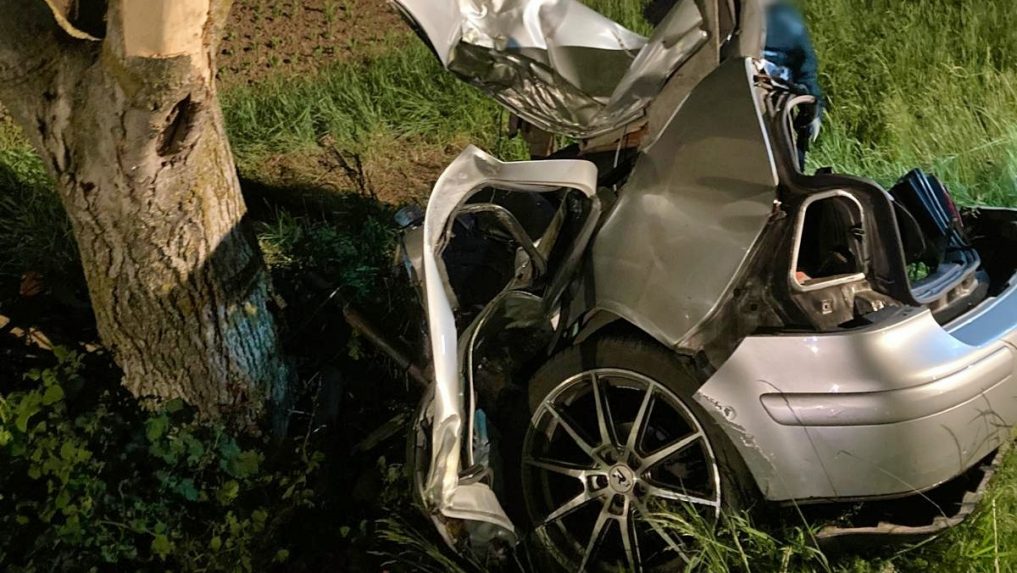 Auto pri nehode roztrhlo na dve časti: Vodič nezvládol zákrutu, o život prišla mladá spolujazdkyňa