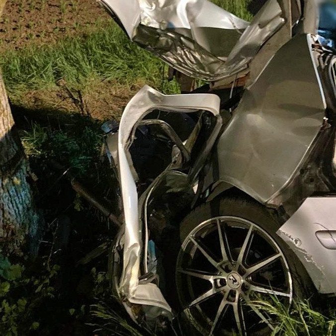 Auto pri nehode roztrhlo na dve časti: Vodič nezvládol zákrutu, o život prišla mladá spolujazdkyňa