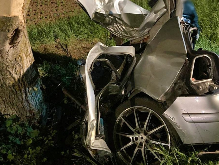 Auto pri nehode roztrhlo na dve časti: Vodič nezvládol zákrutu, o život prišla mladá spolujazdkyňa