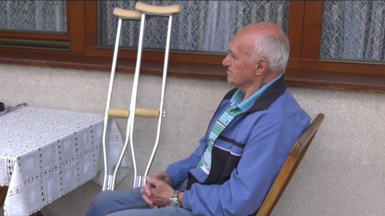 Pán František Rapan, ktorému zoperovali nesprávne koleno.