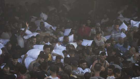 VIDEO: Davy hladujúcich Palestínčanov vyrabovali sklad OSN s humanitárnou pomocou