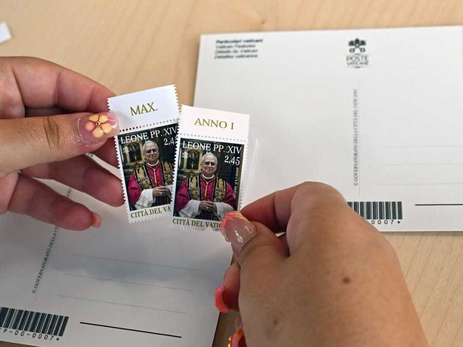 Na snímke jedna z poštových známok s Levom XIV.