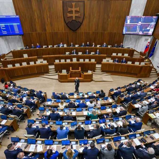 Hlas chce zmeniť volebný systém, sľubuje si vrátenie moci naspäť do rúk ľudom v regiónoch. V koalícii nie je zhoda