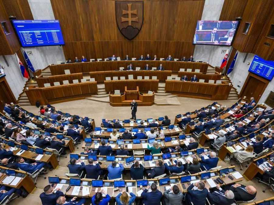 Hlas chce zmeniť volebný systém, sľubuje si vrátenie moci naspäť do rúk ľudom v regiónoch. V koalícii nie je zhoda