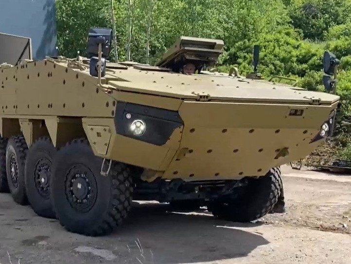 Na snímke Patria vyrobená na Slovensku.