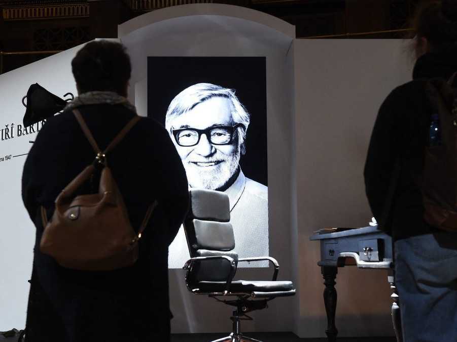 Verejnosť sa v pražskom Rudolfine lúči s hercom a prezidentom Medzinárodného filmového festivalu v Karlových Varoch Jiřím Bartoškom.