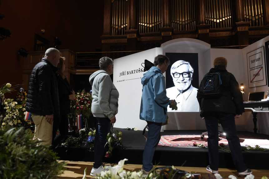 Verejnosť sa naposledy rozlúčila s hercom Jiřím Bartoškom (†78). Rozlúčka je naplánovaná podľa jeho želaní