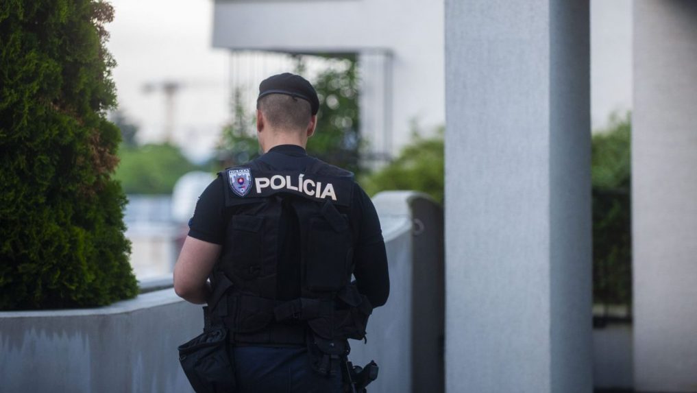 Policajta, ktorého v minulom roku zadržali pre branie úplatkov, obvinili z ďalších skutkov