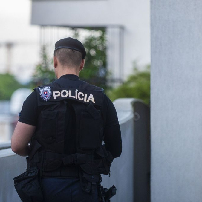 Policajta, ktorého v minulom roku zadržali pre branie úplatkov, obvinili z ďalších skutkov