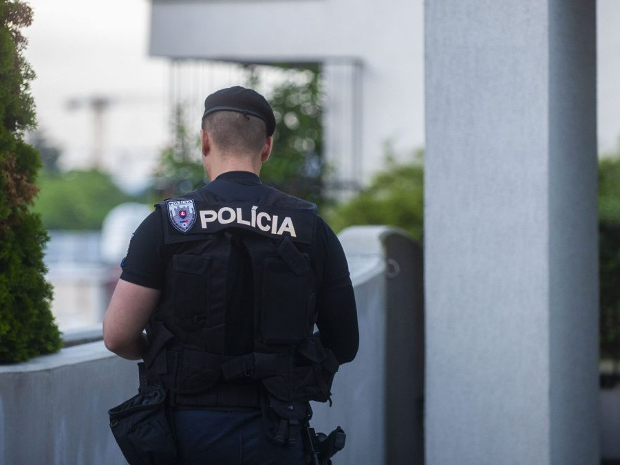Policajta, ktorého v minulom roku zadržali pre branie úplatkov, obvinili z ďalších skutkov