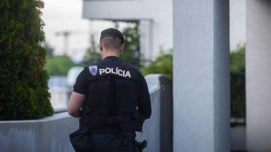 Na ilustračnej snímke príslušník policajného zboru.