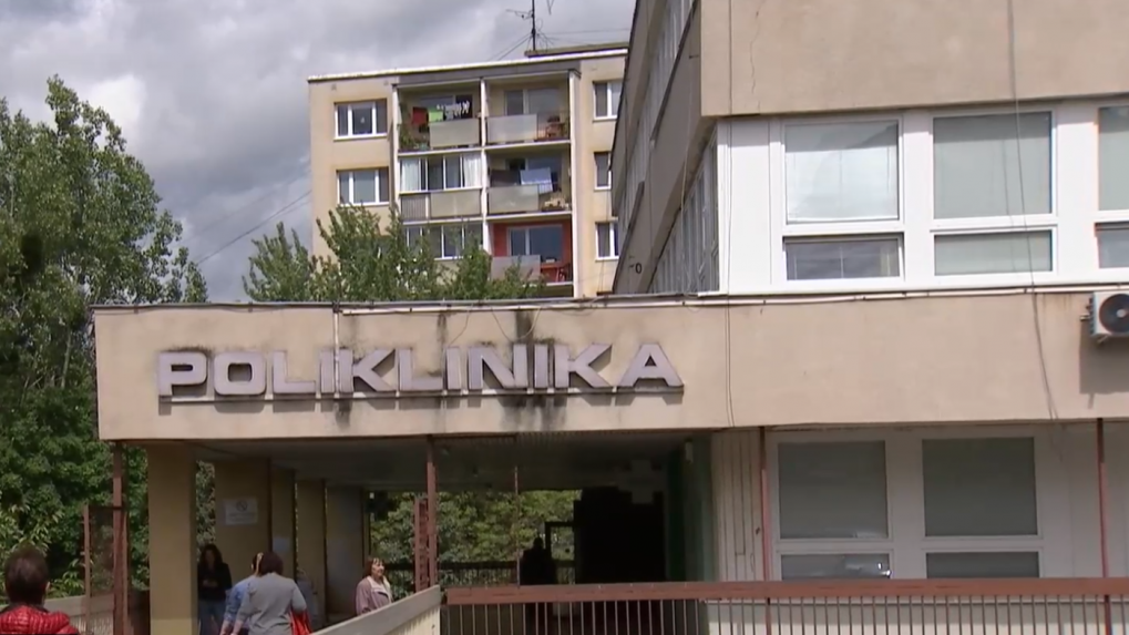 V Košiciach horela poliklinika, pacientov aj lekárov museli evakuovať. Požiar niekto založil úmyselne