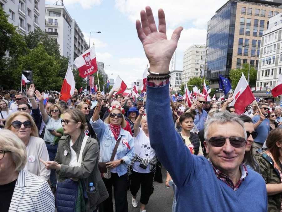 Na snímke podporovatelia liberálneho prezidentského kandidáta Rafala Trzaskowského sa zúčastňujú pochodu