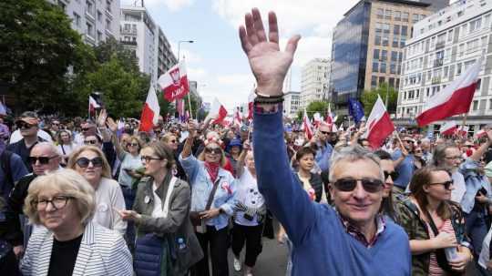 Na snímke podporovatelia liberálneho prezidentského kandidáta Rafala Trzaskowského sa zúčastňujú pochodu