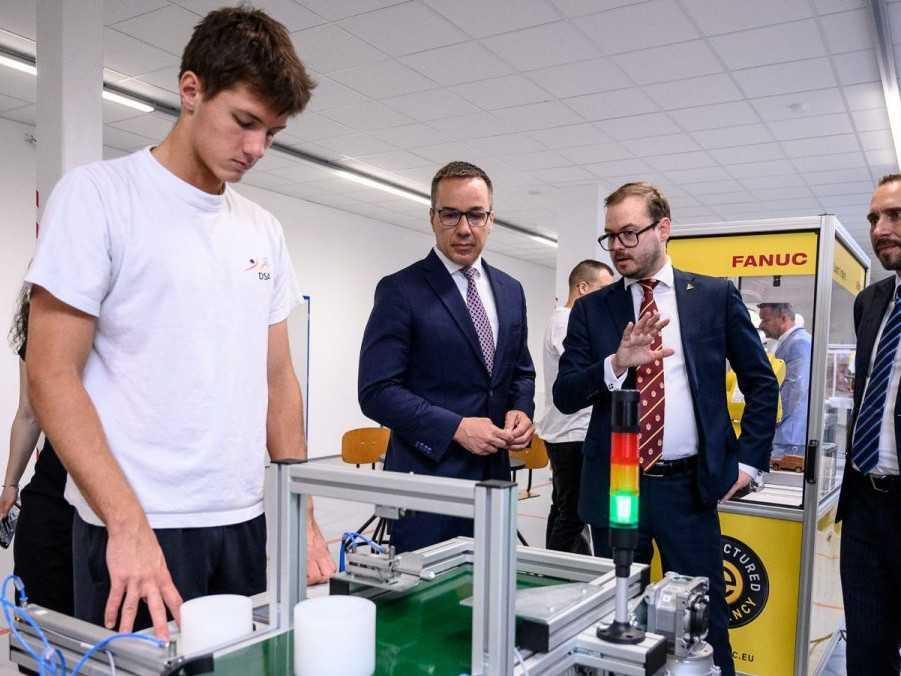 Minister práce Erik Tomáš (Hlas-SD) navštívil regionálne tréningové centrum v Nitre.