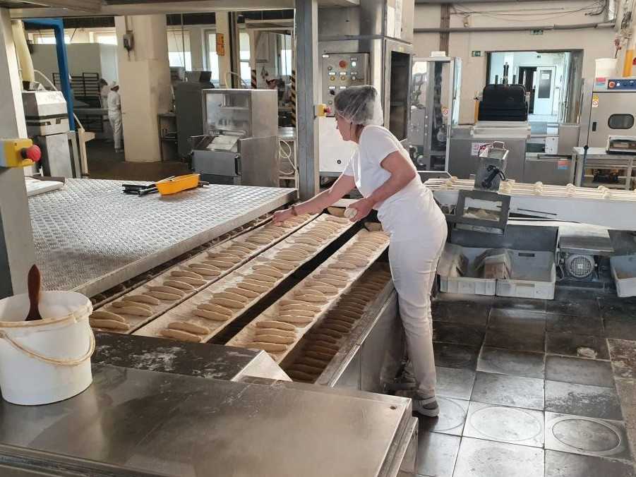 Na snímke produkcia chleba.