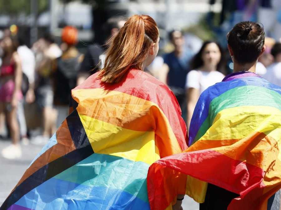 Na ilustračnej snímke ženy s dúhovými vlajkami.