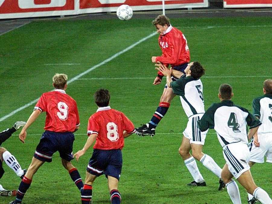 Archívna snímka - nórsky futbalista Ole Gunnar Solskjaer skóruje gól za Nórsko.