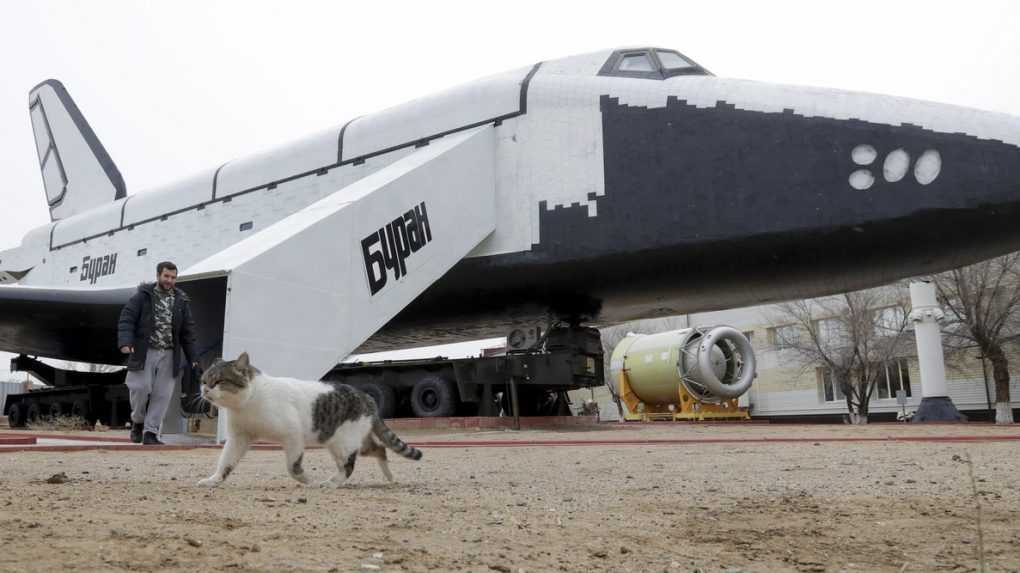 Na kozmodróme Bajkonur zadržali dvoch Čechov, ktorí tam chceli fotiť raketoplán. Dostali pokutu