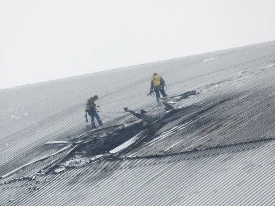 Pracovníci pracujú na poškodenom ochrannom kryte nad zvyškami štvrtého reaktorového bloku bývalej jadrovej elektrárne v Černobyle.
