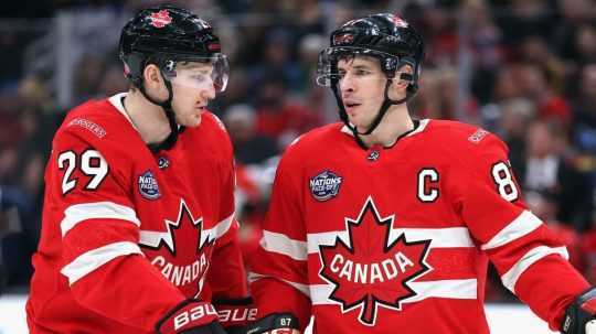 Na snímke Nathan MacKinnon (29) a Sidney Crosby (87).