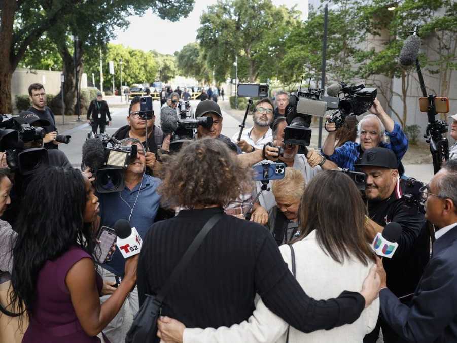 Na snímke sesternica bratov Menendezovcov stojí pred novinármi po súdnom pojednávaní.