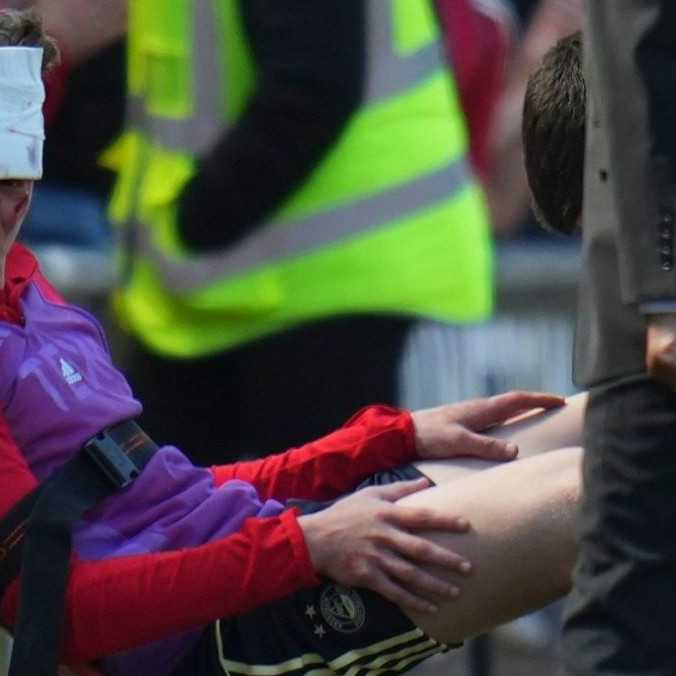 VIDEO: Neodohral ani minútu, no hrôzostrašnému zraneniu sa nevyhol: Fanúšik trafil svojho hráča sedačkou do hlavy