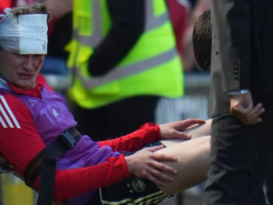 Zranený Jack Mackenzie v opatere lekárov.